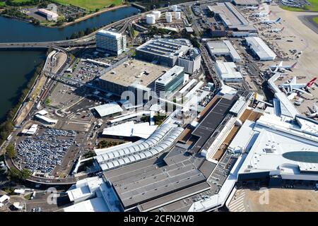 Vista aerea dell'aeroporto di Sydney con passeggeri internazionali Terminal 1. Garage e strade di accesso per l'aeroporto. Foto Stock