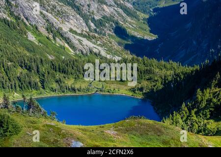 Doubtful Lake, vista dal sentiero per Sahale Arm, North Cascades National Park, Washington state, USA Foto Stock