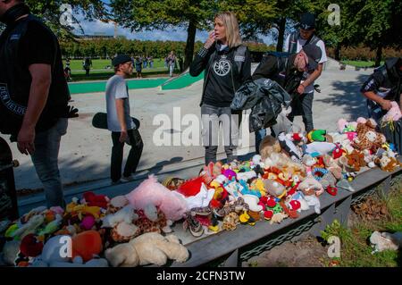 Lange Vijverberg, Lange Voorhout, Korte Voorhout, Malieveld, l'Aia, Paesi Bassi. Domenica 6 settembre, 2020. ‘Children First' ha organizzato questo pomeriggio una manifestazione contro il ristabilimento del controverso partito ‘per la Carità, la libertà e la diversità o il partito (PNVD), comunemente chiamato nei Paesi Bassi: Il Partito pido. Una petizione per vietare il partito ha raccolto più di mezzo milione di firme. Il PNVP è stato sciolto nel 2010, poiché il gruppo ha raccolto pochissimo sostegno per partecipare alle elezioni parlamentari di quell'anno. Le due le Foto Stock