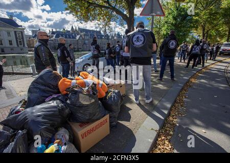 Lange Vijverberg, Lange Voorhout, Korte Voorhout, Malieveld, l'Aia, Paesi Bassi. Domenica 6 settembre, 2020. ‘Children First' ha organizzato questo pomeriggio una manifestazione contro il ristabilimento del controverso partito ‘per la Carità, la libertà e la diversità o il partito (PNVD), comunemente chiamato nei Paesi Bassi: Il Partito pido. Una petizione per vietare il partito ha raccolto più di mezzo milione di firme. Il PNVP è stato sciolto nel 2010, poiché il gruppo ha raccolto pochissimo sostegno per partecipare alle elezioni parlamentari di quell'anno. Le due le Foto Stock