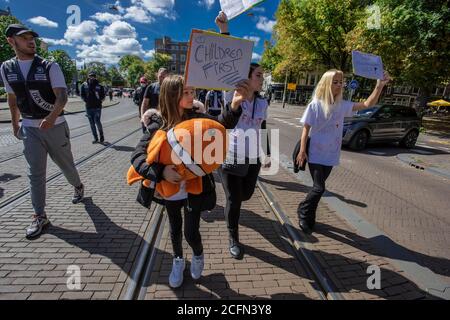 Lange Vijverberg, Lange Voorhout, Korte Voorhout, Malieveld, l'Aia, Paesi Bassi. Domenica 6 settembre, 2020. ‘Children First' ha organizzato questo pomeriggio una manifestazione contro il ristabilimento del controverso partito ‘per la Carità, la libertà e la diversità o il partito (PNVD), comunemente chiamato nei Paesi Bassi: Il Partito pido. Una petizione per vietare il partito ha raccolto più di mezzo milione di firme. Il PNVP è stato sciolto nel 2010, poiché il gruppo ha raccolto pochissimo sostegno per partecipare alle elezioni parlamentari di quell'anno. Le due le Foto Stock