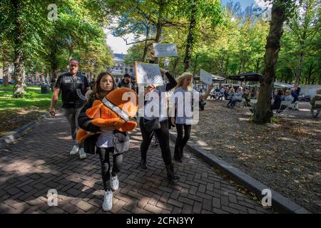 Lange Vijverberg, Lange Voorhout, Korte Voorhout, Malieveld, l'Aia, Paesi Bassi. Domenica 6 settembre, 2020. ‘Children First' ha organizzato questo pomeriggio una manifestazione contro il ristabilimento del controverso partito ‘per la Carità, la libertà e la diversità o il partito (PNVD), comunemente chiamato nei Paesi Bassi: Il Partito pido. Una petizione per vietare il partito ha raccolto più di mezzo milione di firme. Il PNVP è stato sciolto nel 2010, poiché il gruppo ha raccolto pochissimo sostegno per partecipare alle elezioni parlamentari di quell'anno. Le due le Foto Stock