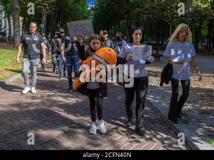 Lange Vijverberg, Lange Voorhout, Korte Voorhout, Malieveld, l'Aia, Paesi Bassi. Domenica 6 settembre, 2020. ‘Children First' ha organizzato questo pomeriggio una manifestazione contro il ristabilimento del controverso partito ‘per la Carità, la libertà e la diversità o il partito (PNVD), comunemente chiamato nei Paesi Bassi: Il Partito pido. Una petizione per vietare il partito ha raccolto più di mezzo milione di firme. Il PNVP è stato sciolto nel 2010, poiché il gruppo ha raccolto pochissimo sostegno per partecipare alle elezioni parlamentari di quell'anno. Le due le Foto Stock