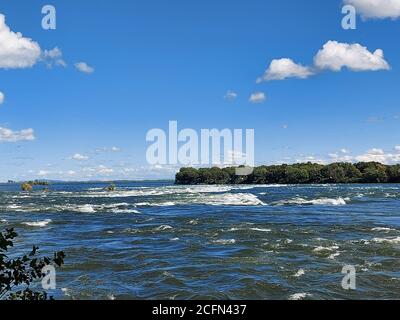 Lachine Rapids vista da the Rapids Park a Montreal, Quebec, Canada su le soleggiate giornate estive Foto Stock