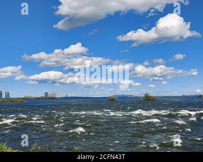 Lachine Rapids vista da the Rapids Park a Montreal, Quebec, Canada su le soleggiate giornate estive Foto Stock