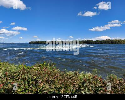 Lachine Rapids vista da the Rapids Park a Montreal, Quebec, Canada su le soleggiate giornate estive Foto Stock