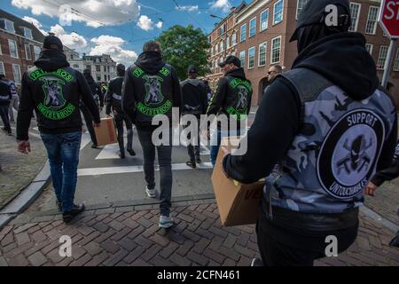 Lange Vijverberg, Lange Voorhout, Korte Voorhout, Malieveld, l'Aia, Paesi Bassi. Domenica 6 settembre, 2020. ‘Children First' ha organizzato questo pomeriggio una manifestazione contro il ristabilimento del controverso partito ‘per la Carità, la libertà e la diversità o il partito (PNVD), comunemente chiamato nei Paesi Bassi: Il Partito pido. Una petizione per vietare il partito ha raccolto più di mezzo milione di firme. Il PNVP è stato sciolto nel 2010, poiché il gruppo ha raccolto pochissimo sostegno per partecipare alle elezioni parlamentari di quell'anno. Le due le Foto Stock