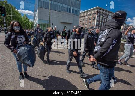 Lange Vijverberg, Lange Voorhout, Korte Voorhout, Malieveld, l'Aia, Paesi Bassi. Domenica 6 settembre, 2020. ‘Children First' ha organizzato questo pomeriggio una manifestazione contro il ristabilimento del controverso partito ‘per la Carità, la libertà e la diversità o il partito (PNVD), comunemente chiamato nei Paesi Bassi: Il Partito pido. Una petizione per vietare il partito ha raccolto più di mezzo milione di firme. Il PNVP è stato sciolto nel 2010, poiché il gruppo ha raccolto pochissimo sostegno per partecipare alle elezioni parlamentari di quell'anno. Le due le Foto Stock