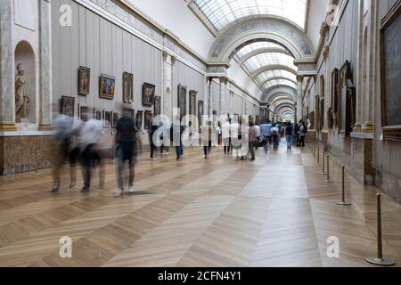 turisti al museo del louvre durante la covid-19 Foto Stock