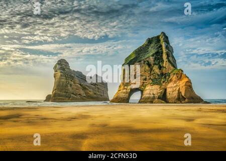 Le isole dell'Archway sono un gruppo di pile di roccia fuori Wharariki Beach sull'Isola Sud della Nuova Zelanda vicino a Puponga Foto Stock