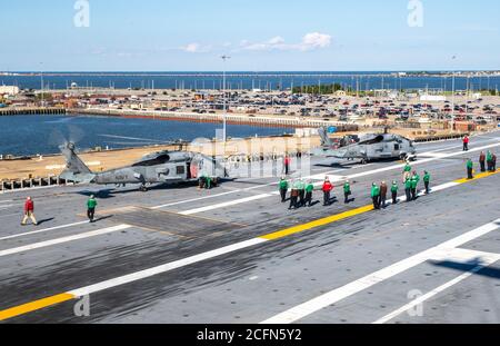 MH-60R Sea Hawks, attaccato agli "Spartani" dell'Helicopter Maritime Strike Squadron (HSM 70), atterra sul ponte di volo della USS Gerald R. Ford (CVN 78) durante le operazioni di volo. Ford è nel porto Naval Station Norfolk per una finestra di opportunità per la manutenzione durante il suo set di 18 mesi post consegna e la fase di prove delle operazioni. (STATI UNITI Navy photo by Mass Communication Specialist 2° Classe Kallysta Castillo) Foto Stock