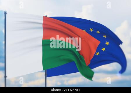 Sventolare la bandiera dell'Unione europea e la bandiera del Madagascar. Vista in primo piano, illustrazione 3D. Foto Stock