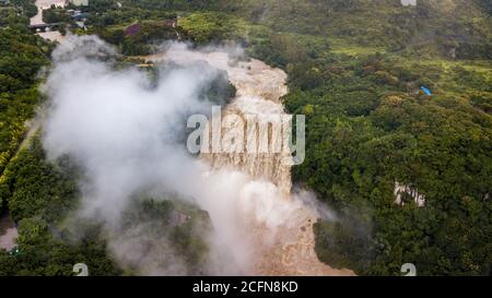 Pechino, Cina. 6 Settembre 2020. La foto aerea scattata il 6 settembre 2020 mostra la cascata di Huangguoshu nella città di Anshun, nella provincia di Guizhou, nella Cina sud-occidentale. Credit: Chen Xi/Xinhua/Alamy Live News Foto Stock