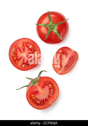 Pomodori messi su sfondo bianco e tagliati pomodori sparati sopra Foto Stock
