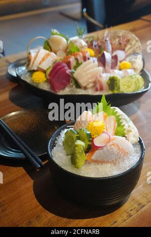 Il sashimi è una prelibatezza giapponese composta da pesce fresco crudo o carne tagliata a pezzi sottili e spesso mangiata con salsa di soia. Foto Stock