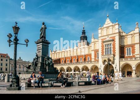 Centro storico con il Monumento Adam Mickiewicz al mercato principale Piazza di Cracovia Foto Stock