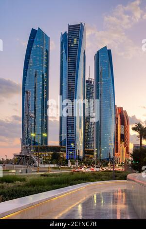 Moderni grattacieli ad Abu Dhabi al tramonto negli Emirati Arabi Uniti Foto Stock