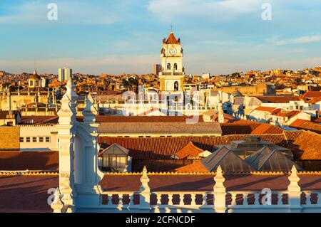 Paesaggio urbano di Sucre al tramonto con i suoi tetti in stile coloniale e la torre della Cattedrale, Bolivia. Foto Stock