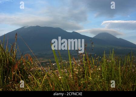 A forma di cupola il Monte Gede (a sinistra) e il Monte Pangrango conico, le zone centrali del Parco Nazionale del Monte Gede-Pangrango nella provincia di Giava Occidentale in Indonesia. Foto Stock