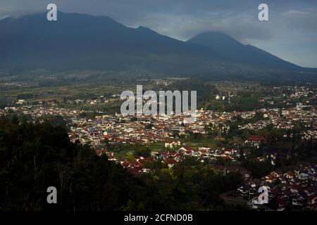 A forma di cupola il Monte Gede (a sinistra) e il Monte Pangrango conico, le zone centrali del Parco Nazionale del Monte Gede-Pangrango a Giava Occidentale, Indonesia. Foto Stock