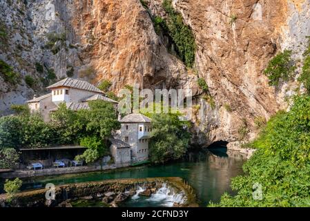 Dervish casa su Buna primavera con una grotta nelle vicinanze in una soleggiata giornata estiva a Blagaj, BiH Foto Stock