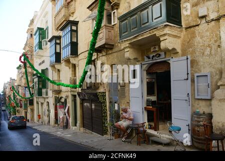 Tour a piedi nelle strette stradine della città vecchia di Valletta a Malta. Foto Stock