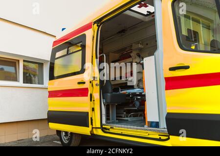 Zaporozhye/Ucraina- Novembre 08 2019:ambulanza con una porta aperta. Ambulanza all'interno. Vista laterale. Foto Stock