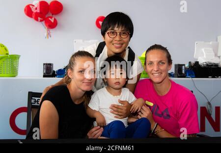 Firma di Kristyna Pliskova e Karolina Pliskova della Repubblica Ceca Autografi al torneo di tennis obbligatorio 2019 China Open Premier Foto Stock