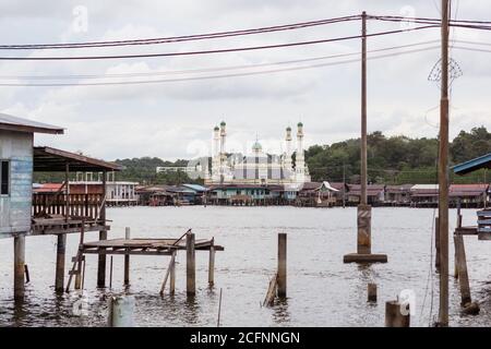 Bandar seri Begawan / Brunei - 16 gennaio 2019: Canale d'acqua con la moschea al-Muhtadee Billah sullo sfondo Foto Stock