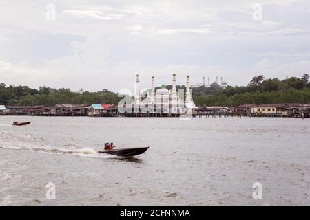 Bandar seri Begawan / Brunei - 16 gennaio 2019: Canale d'acqua con la moschea al-Muhtadee Billah sullo sfondo Foto Stock