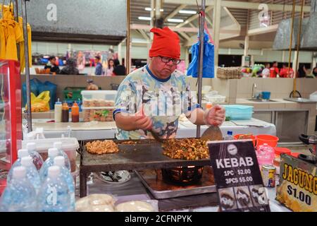 Bandar seri Begawan / Brunei - 16 gennaio 2019: Cucina uomo al mercato notturno di Gadong Foto Stock