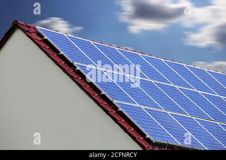 Casa singola con impianto solare o fotovoltaico Foto Stock