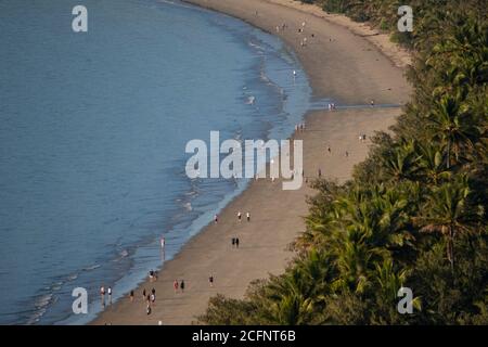 Camminando lungo Four Mile Beach North Queensland Australia. Foto Stock