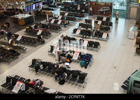 HEATHROW LONDRA, Regno Unito - 7 settembre 2020 passeggeri al Terminal 5 di Heathrow indossando maschere di protezione. L'aeroporto di Heathrow ha perso oltre £1 miliardo di entrate finora quest'anno a causa della pandemia del coronavirus. I passeggeri sono ora tenuti a mettere in quarantena per 14 giorni quando arrivano nel Regno Unito da paesi che figurano nell'elenco di quarantena del governo. Credit: amer Ghazzal/Alamy Live News Foto Stock