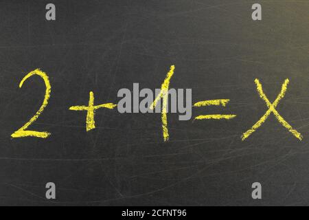 Semplice equazione matematica nell'università sulla lavagna. Concetto di istruzione e apprendimento. Foto Stock