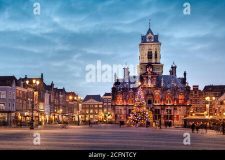 Olanda, Delft, centro storico, quartiere antico, Piazza del mercato, Markt, municipio, municipio, 1620, albero di Natale, crepuscolo. Foto Stock