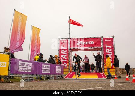 I Paesi Bassi, Kamperland, i Campionati olandesi di ciclismo headwind si svolgono sulla barriera di Oosterscheldekering. Foto Stock