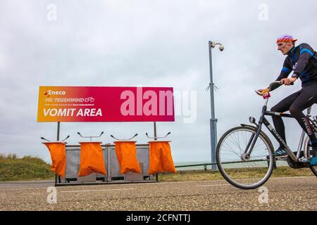 I Paesi Bassi, Kamperland, i Campionati olandesi di ciclismo headwind si svolgono sulla barriera di Oosterscheldekering. Area di vomito. Foto Stock