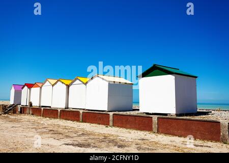 Cabine e chioschi in legno su Etretat, Francia sul mare con cielo blu Foto Stock