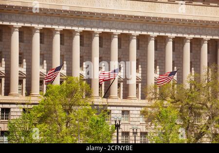 USA National Oceanic and Atmospheric Administration a Washington, DC con bandiere sull'edificio Foto Stock
