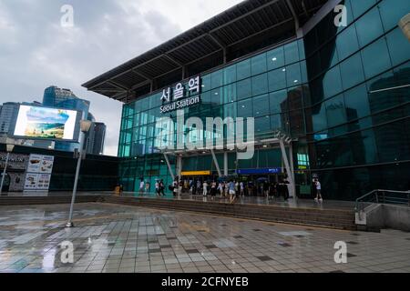 Stazione di Seoul in una giornata piovosa. Luglio 2020. Seoul, Corea del Sud. Foto Stock