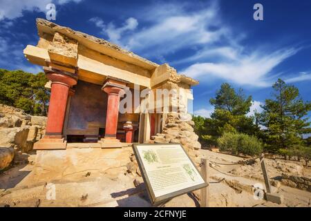 Un'immagine grandangolare delle rovine parzialmente restaurate del Palazzo di Cnosso a Heraklion, Creta Foto Stock