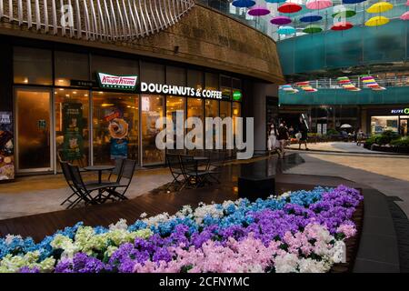 Un negozio Krispy Kreme Donuts dal centro commerciale Mencenatpolis vicino alla stazione di Hapjeong a Seoul, Corea del Sud. Foto Stock