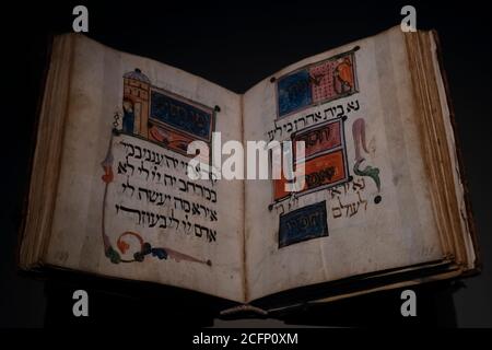 Un 13 ° secolo scritto a mano su pergamena Haggadah ebraico testo che Gli ebrei leggono in una festa rituale che segna l'inizio Della festa ebraica di Pasqua esposta in Israele Museo in Gerusalemme Ovest Israele Foto Stock