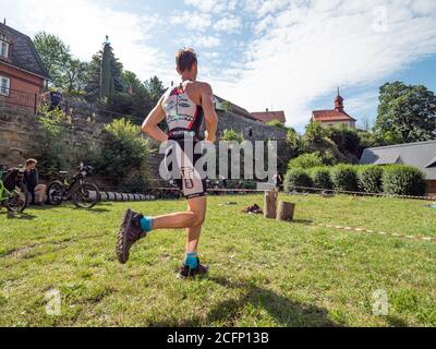 Raddanec, Czechia - 23 agosto 2020. L'evento triathlon Samuel XC. Deposito di Triathlon dopo il nuoto, la mountain bike continua. Foto Stock