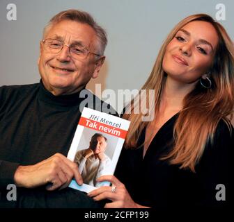 Praga, Repubblica Ceca. 15 Dic 2011. ***FILE PHOTO*** il regista ceco vincitore dell'Oscar Jiri Menzel è morto sabato sera il 5 settembre 2020, all'età di 82 anni, la moglie Olga Menzelova ha scritto su Facebook la tarda domenica e l'assistente di Menzel Mila Radova ha confermato le informazioni a CTK. *** il regista ceco Jiri Menzel, a sinistra, presenta il suo nuovo libro 'non so' a Praga, Repubblica Ceca, il 15 dicembre 2011. Miss World 2006 Tatana Kucharova è visto sulla destra. Credit: Michal Krumphanzl/CTK Photo/Alamy Live News Foto Stock