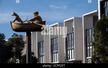 Melbourne Australia : architettura moderna e scultura 'Man, Dog, Boat' nel sobborgo di Melbourne di Albert Park. Foto Stock