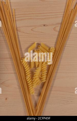Vista di vari tipi di pasta su sfondo di legno Foto Stock
