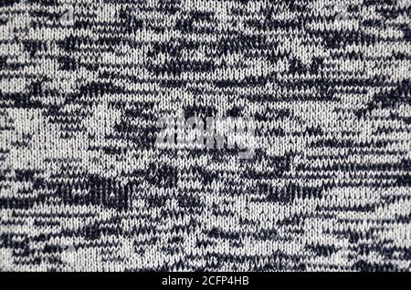 Melange tessuto a maglia in filato misto. Sfondo astratto con texture blu e bianco. Primo piano. Vista dall'alto Foto Stock