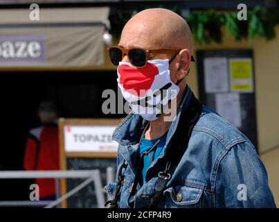 Parigi, Francia. 15 maggio 2020. Un uomo che indossa una maschera cammina nella strada di Nizza, Francia meridionale, 15 maggio 2020. Credit: Serge Haouzi/Xinhua/Alamy Live News Foto Stock